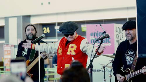 Acción aeropuerto Locos por la Música