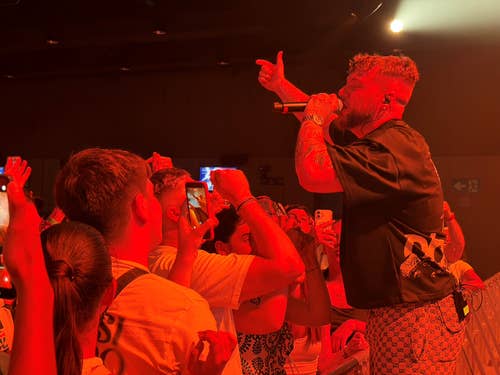 La sala Auditorio Roig Arena vibra con la nueva ola urbana en el NMF Live