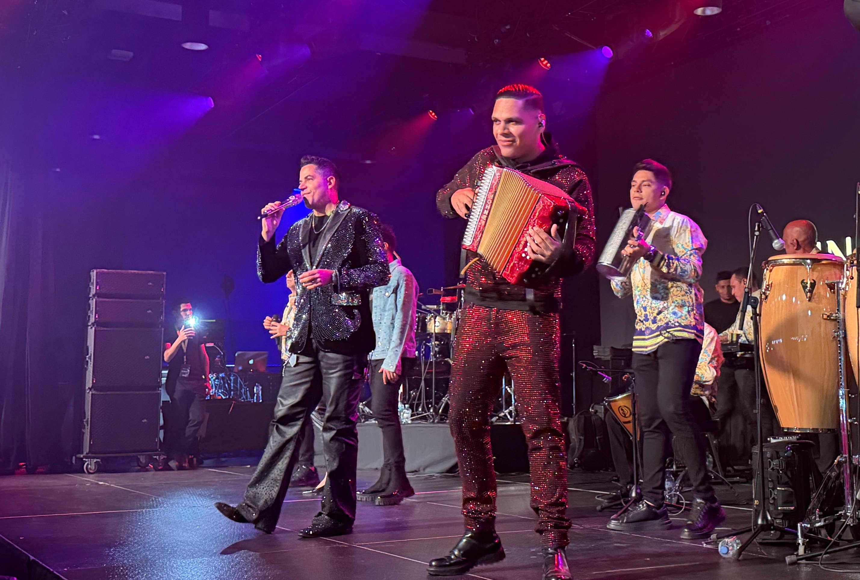 Binomio de Oro celebra el vallenato ante cerca de 2.000 personas en la Sala Auditorio Roig Arena