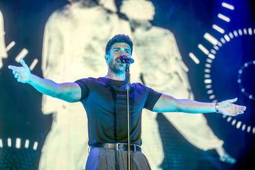 Pablo Alborán arrasa en su debut en el Roig Arena ante más de 16.000 fans