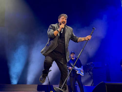 Antonio Orozco reúne a cerca de 11.000 personas en Roig Arena con “La gira de tu vida”