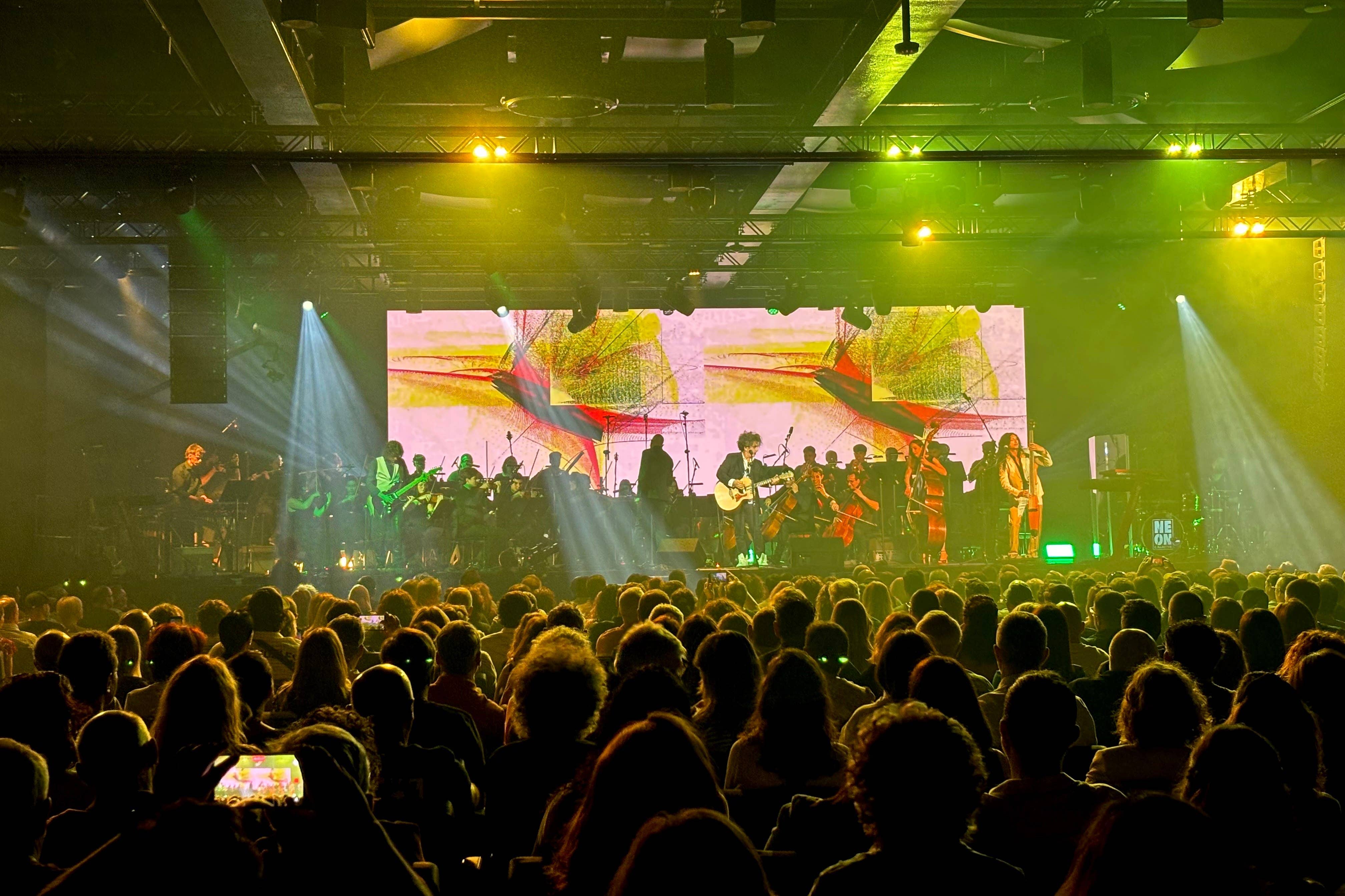 La banda Neon Collective homenajea a The Cure, U2 y Depeche Mode en la sala Auditorio Roig Arena