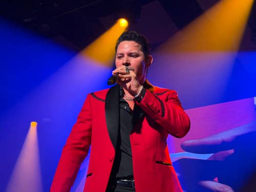 Leoni Torres Revisits His Greatest Hits at Sala Auditorio Roig Arena