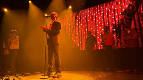 El Kuelgue despliega su universo musical en la sala Auditorio Roig Arena