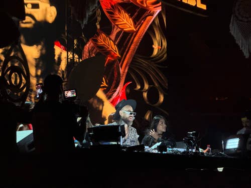 Aaron Sevilla celebra la música afro-house en Roig Arena