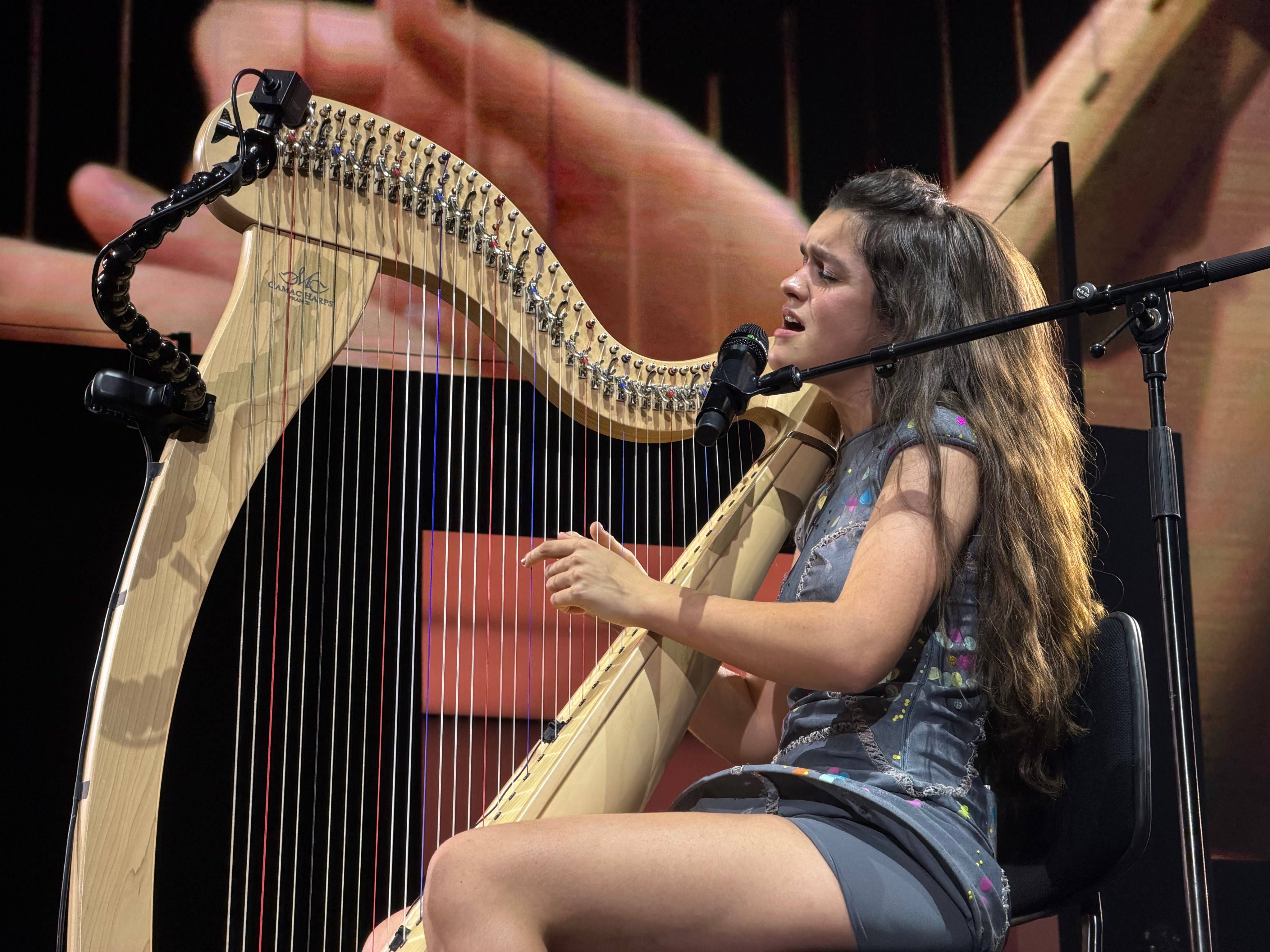 El Roig Arena se sumerge en el brillante universo musical de Amaia
