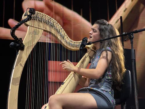El Roig Arena se sumerge en el brillante universo musical de Amaia
