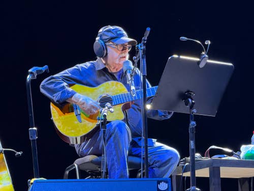 Silvio Rodríguez recorre cinco décadas de canciones en su concierto en Roig Arena