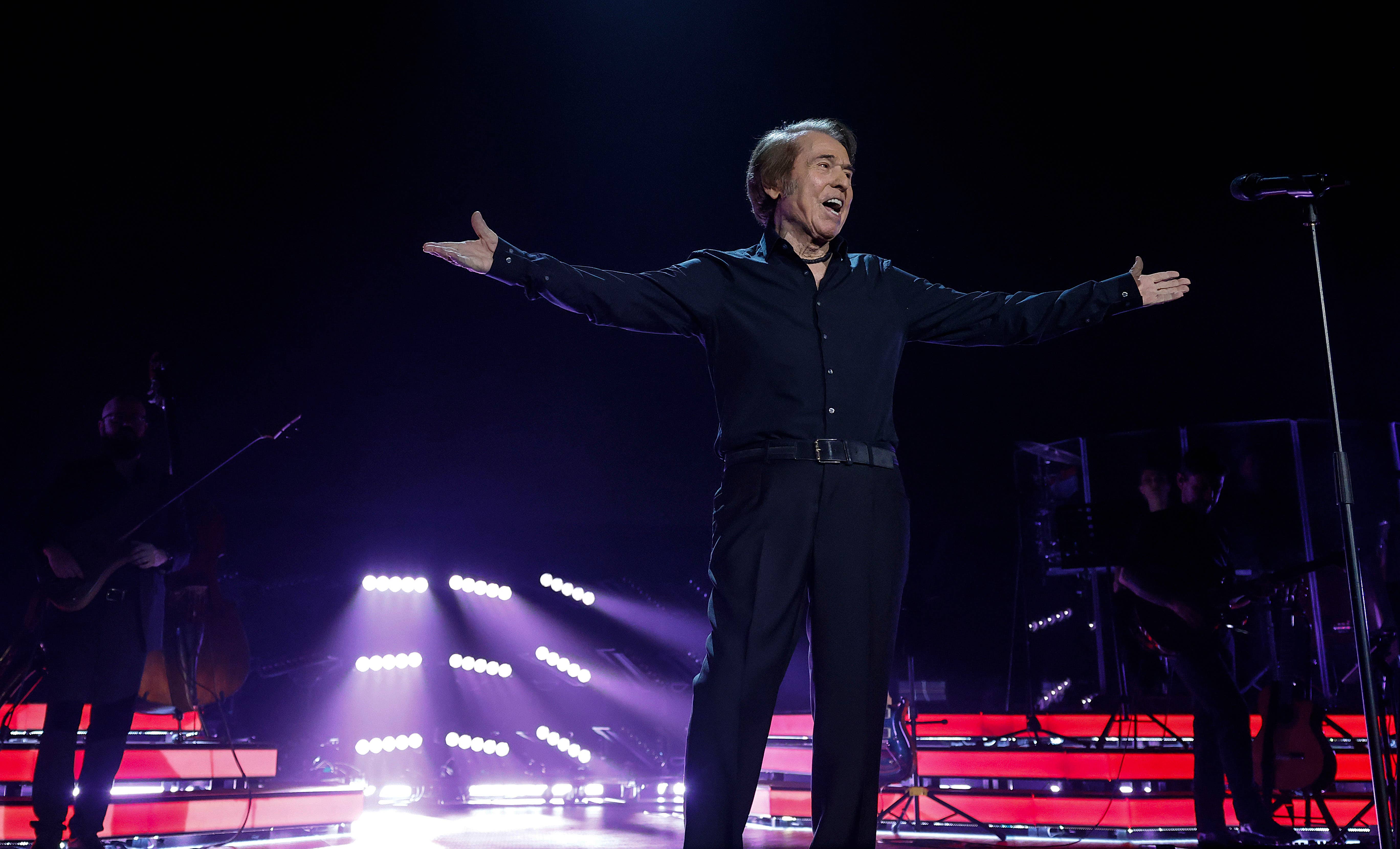 Raphael Brings Roig Arena To Its Feet In A Memorable Concert