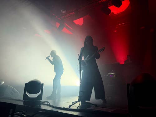 The Sisters of Mercy recorre cuatro décadas de música en su concierto en la Sala Auditorio Roig Arena