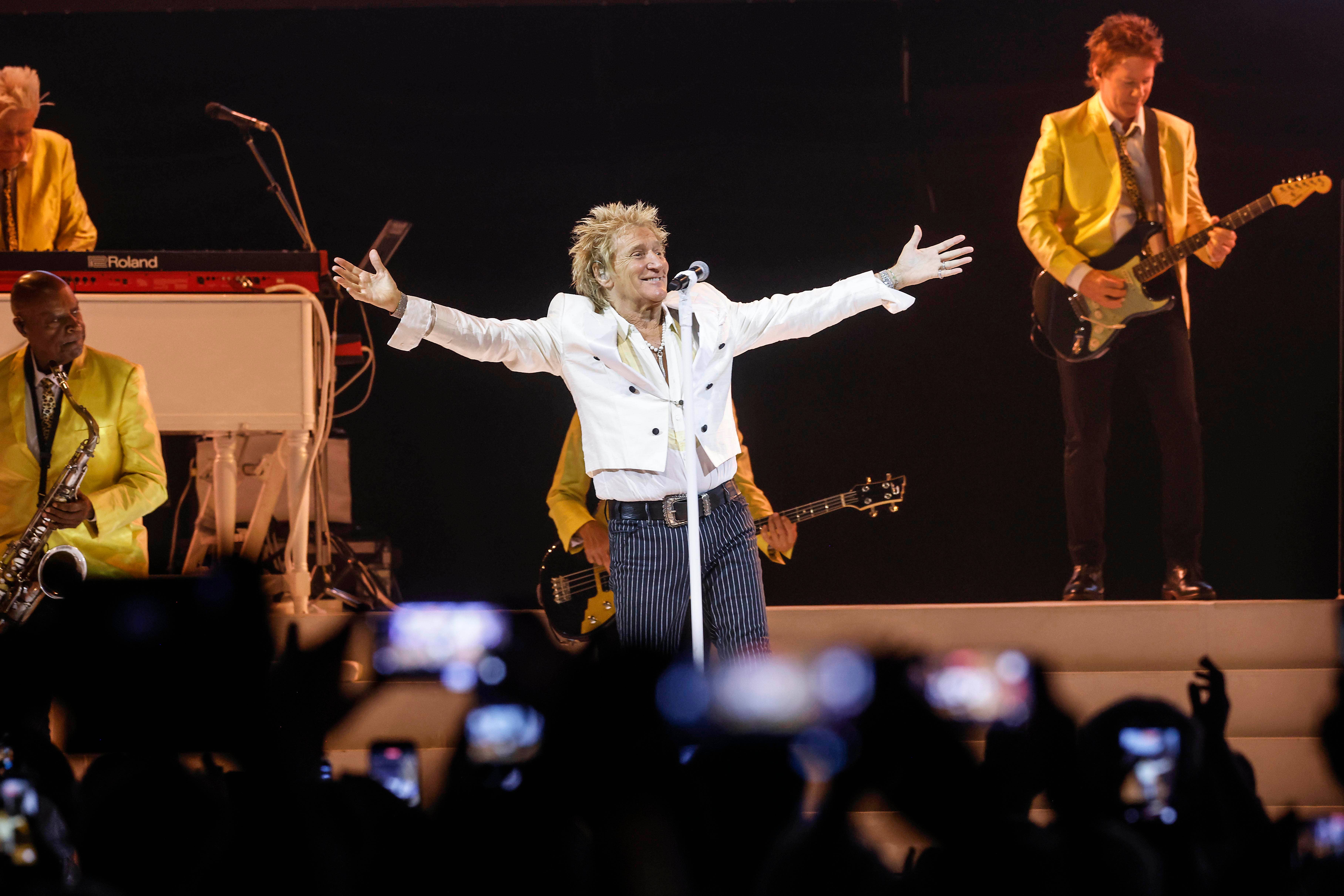 Rod Stewart brilla ante 12.000 personas en Roig Arena
